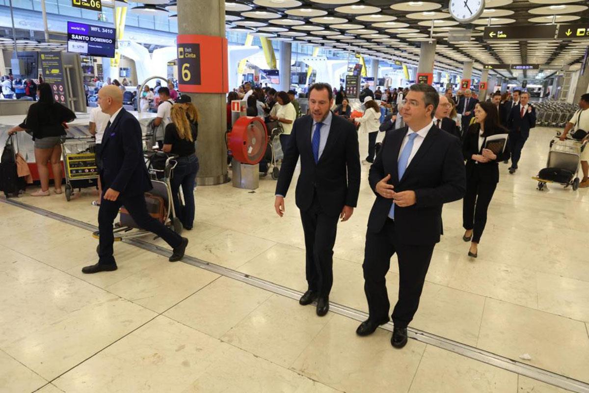 El ministro en la terminal 4 del aeropuerto de  Madrid