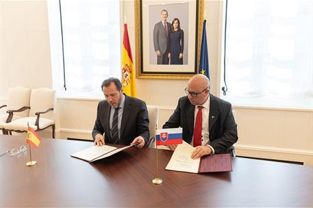 7/04/2025. Óscar Puente signs a Memorandum of Understanding with Slovakia to collaborate in the development of infrastructure and transport....
