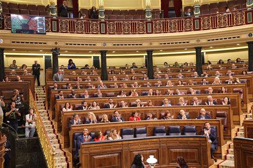 El presidente del Gobierno, Pedro Sánchez, y el ministro de Transportes y Movilidad Sostenible, Óscar Puente, aplauden