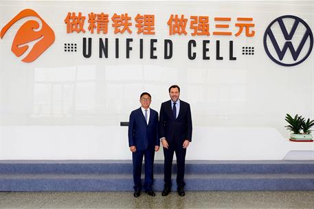 El ministro de Transportes y Movilidad Sostenible, Óscar Puente, en la visita a la factoría china de Gotion en Hefei