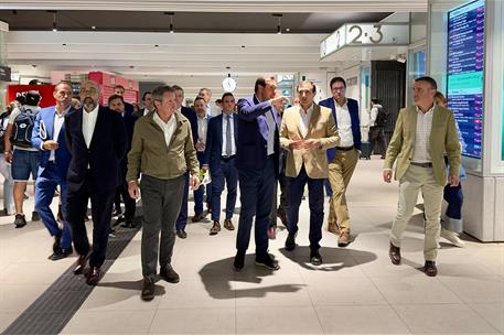 El ministro de Transportes y Movilidad Sostenible, Óscar Puente, y el ministro para la Transformación Digital, Óscar López