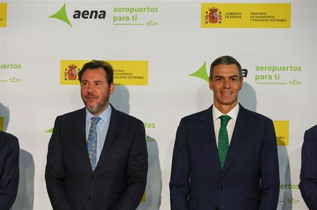 El ministro de Transportes y Movilidad Sostenible, Óscar Puente, con el presidente del Gobierno, Pedro Sánchez