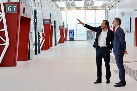 Pedro Sánchez junto a Óscar López en el vestíbulo de la estación de trenes de Chamartin. 