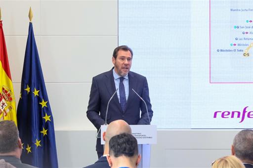 Óscar Puente durante la presentación del plan para renovar la línea C-5 de Cercanías de Madrid.