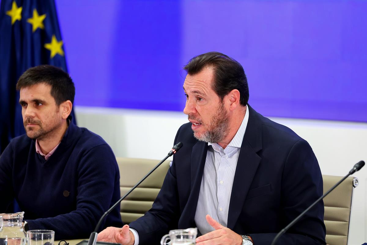 22/01/2026. Óscar Puente. El ministro de Transportes y Movilidad Sostenible, Óscar Puente, junto al director de Operaciones de Renfe, José A...