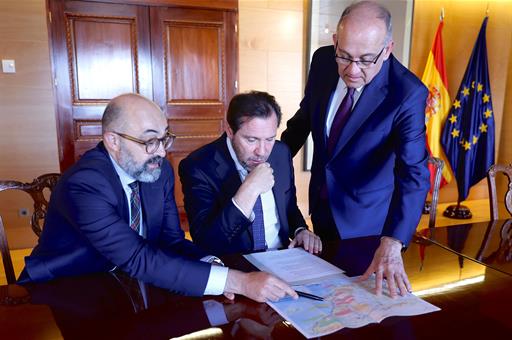​El ministro Óscar Puente, durante la reunión con el Comisionado del Corredor Mediterráneo