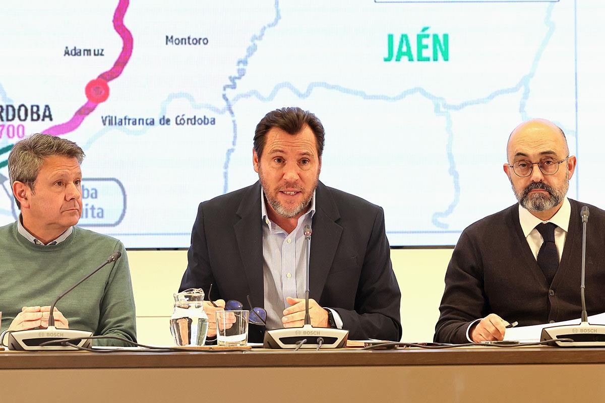 El ministro de Transportes y Movilidad Sostenible, Óscar Puente, durante la rueda de prensa