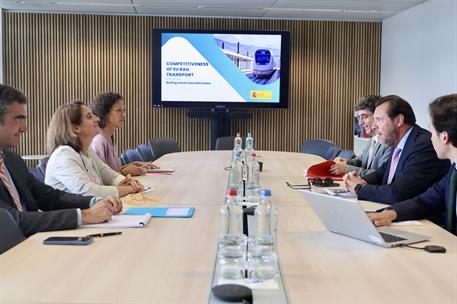 El ministro Óscar Puente y la vicepresidenta primera de la Comisión Europea, Teresa Ribera, reunidos en Bruselas