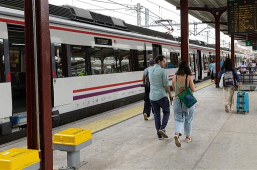 Pasajeros en una estación de Cercanías