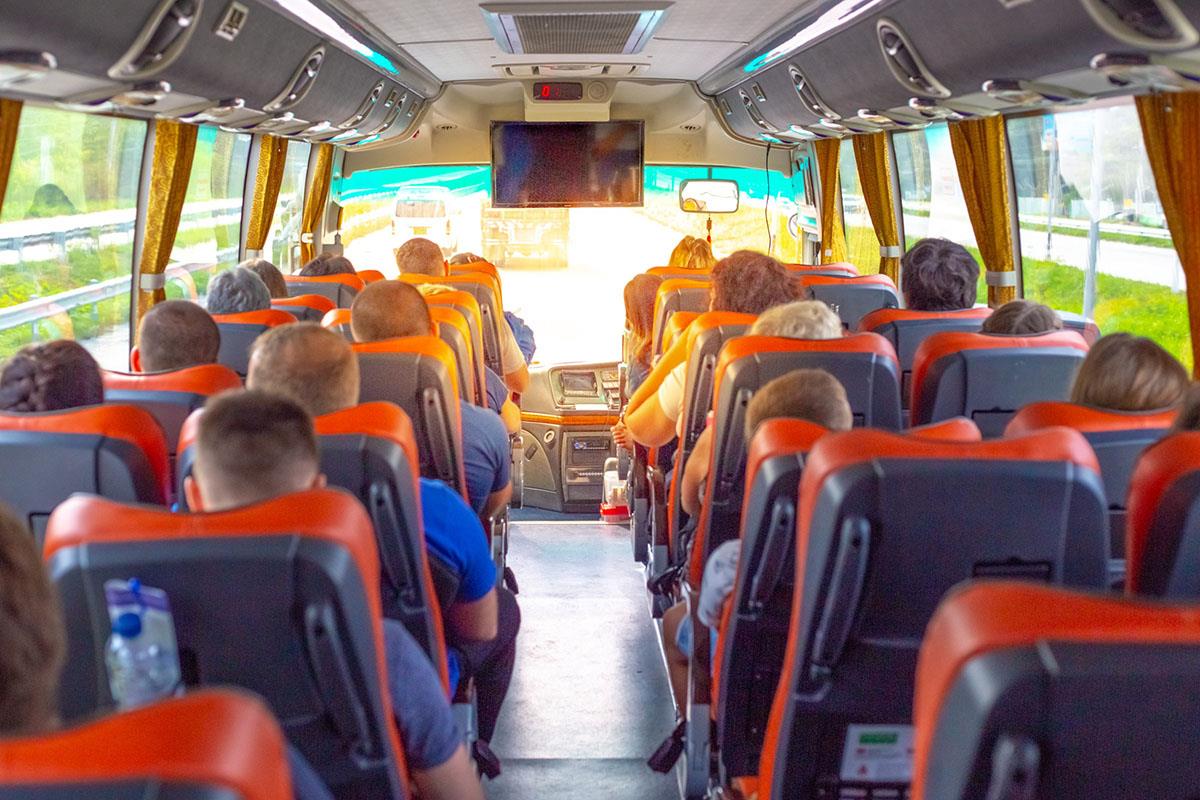 Pasajeros en el interior de un autobús de linea Pasajeros en el interior de un autobús de linea