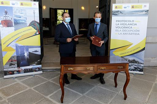 Los ministros José Luis Ábalos y Pedro Duque durante la firma del Protocolo sobre Isla Decepción (Antártida)