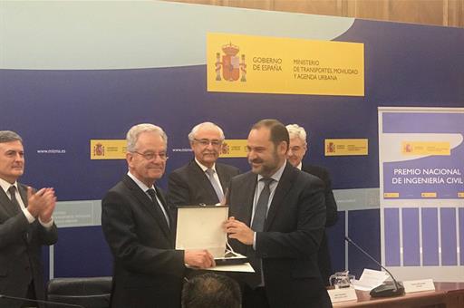 Miguél Aguiló recibe el premio de manos de José Luis Ábalos