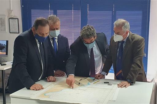 El ministro Ábalos en la visita a las instalaciones de Salvamento Marítimo