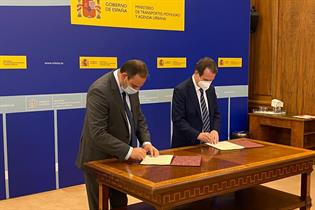 José Luis Ábalos y Abel Caballero firman el convenio