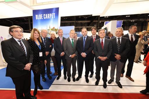 José Luis Ábalos junto a otros asistentes a FITUR