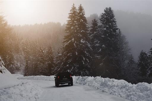 Vehículo en carretera nevada