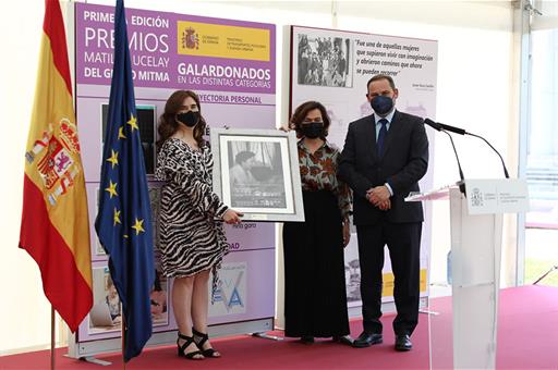 El ministro Ábalos, acompañado de la vicepresidenta Calvo y la premiada Inés Sánchez de Madariaga