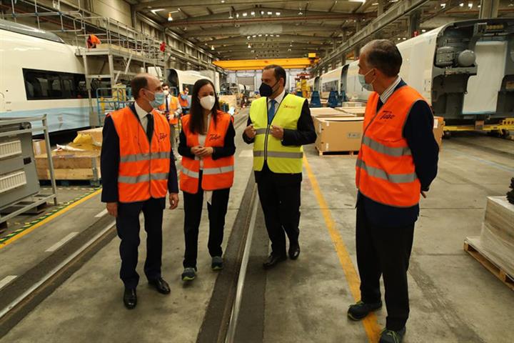 Ábalos conoce el avance en la fabricación de los trenes que talgo pondrá a disposición de Renfe