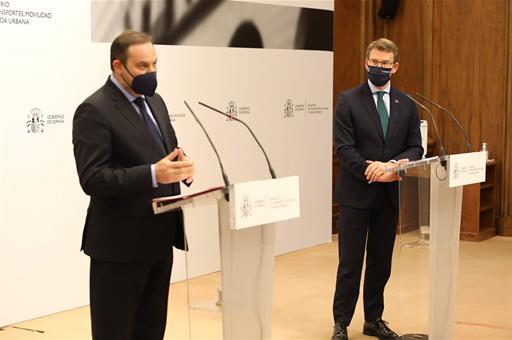 José Luis Ábalos y Alberto Núñez Feijóo durante su comparecencia ante los medios de comunicación