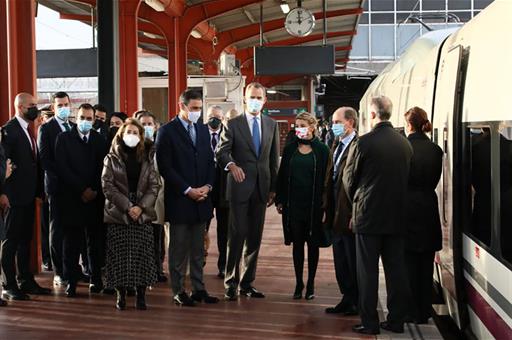 La ministra Raquel Sánchez junto al presidente Sánchez, el rey Felipe VI y la vicepresidenta Yolanda Díaz en el acto inaugural