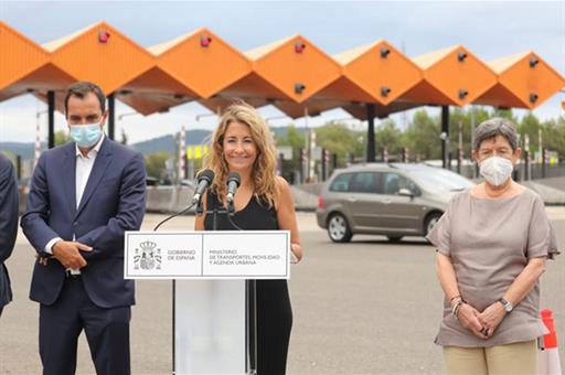 La ministra de Transportes, Movilidad y Agenda Urbana, Raquel Sánchez, en el peaje de La Roca del Vallés (Barcelona)