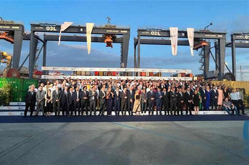 La ministra Raquel Sánchez en la foto de familia del acto del 10º Aniversario de Hutchison Ports Best