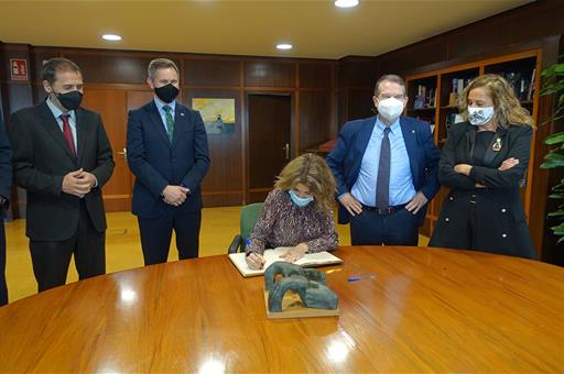 La ministra Raquel Sánchez firmando en el libro de honor