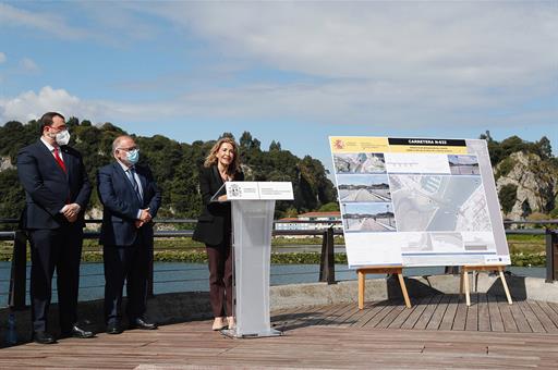 Raquel Sánchez durante su visita a Ribadesella