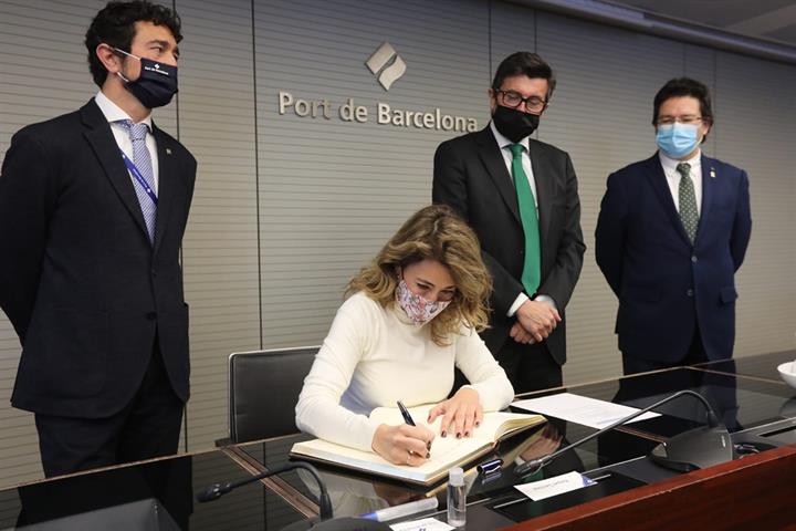 La ministra de Transportes, Movilidad y Agenda Urbana, Raquel Sánchez, durante su vistia al Port de Barcelona