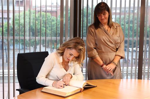 La ministra de Transportes, Movilidad y Agenda Urbana, Raquel Sánchez, firma en el libro de honor del Ajuntament de Gavà