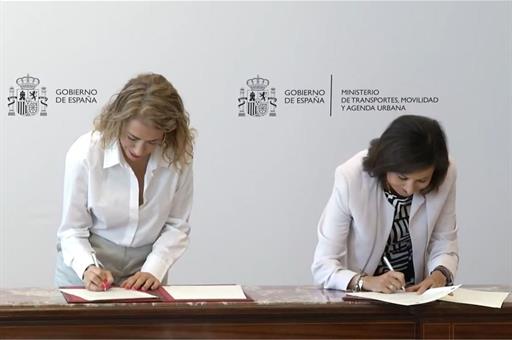 La ministra del MITMA, Raquel Sánchez, junto a la ministra de Defensa, Margarita Robles, en el acto de firma del protocolo