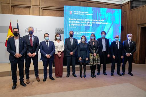 La ministra Raquel Sánchez y participantes en el acto de presentación de la resolución de las ayudas