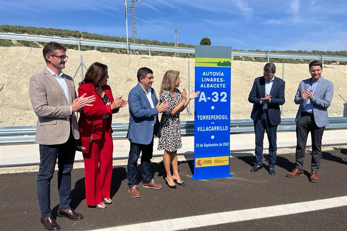 La ministra de Transportes, Movilidad y Agenda Urbana, Raquel Sánchez, junto a otros asistentes a la inauguración del tramo de c