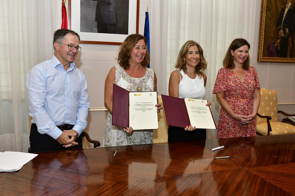 Raquel Sánchez y Francina Armengol tras firmar el protocolo de colaboración