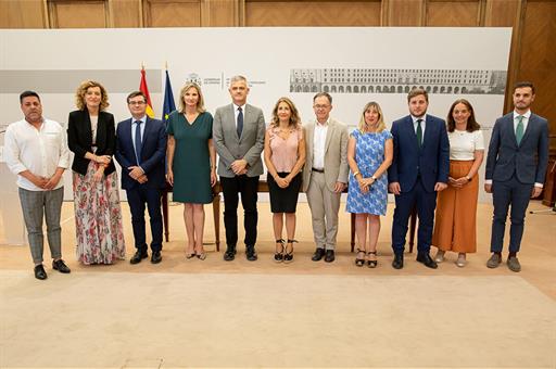 Foto de familia de la ministra Raquel Sánchez tras suscribir convenios con diferentes CCAA