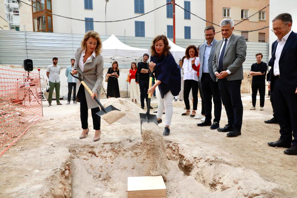 La ministra Raquel Sánchez en el acto de puesta de la primera piedra de 25 viviendas en Palma