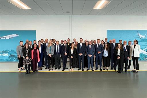 Foto de familia en la visita a la planta de Airbus en Canadá, en la que ha participado la ministra Raquel Sánchez