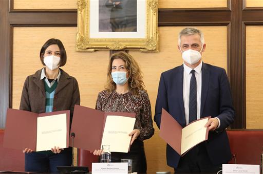 Raquel Sánchez junto a los firmantes del protocolo