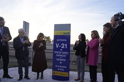 La ministra Raquel Sánchez y otras autoridades durante la inauguración del carril BUS-VAO en Valencia