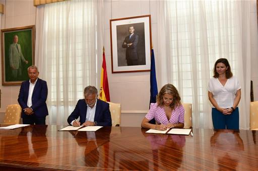 La ministra Raquel Sánchez firmando el protocolo con el presidente de Canarias, Ángel Víctor Torres