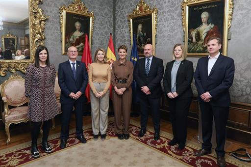 La ministra de Transportes, Movilidad y Agenda Urbana, Raquel Sánchez, en la foto de familia del acto de firma del protocolo