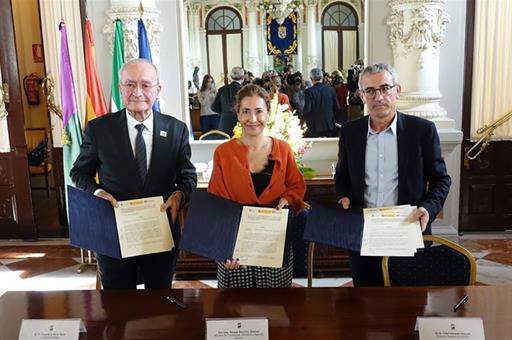 La ministra Raquel Sánchez , el alcalde de Málaga, Francisco de la Torre, y el director general del Sepes, Fidel Vázquez