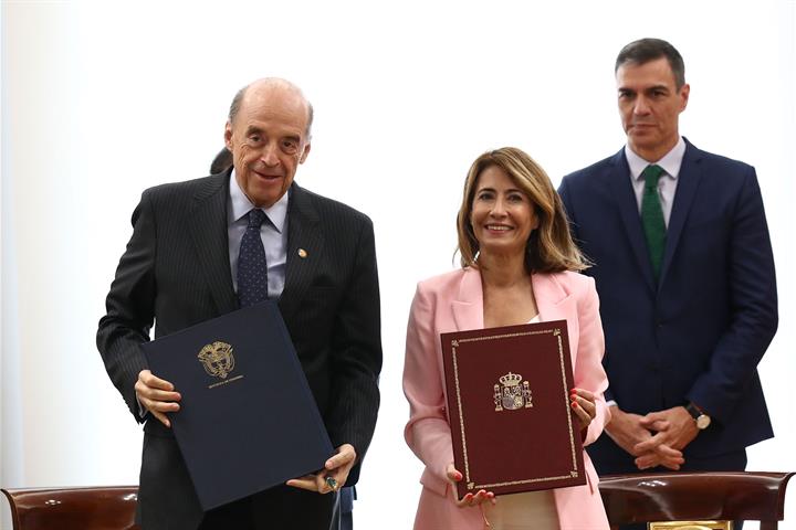 Raquel Sánchez firma un memorando con el ministro de Relaciones Exteriores de Colombia