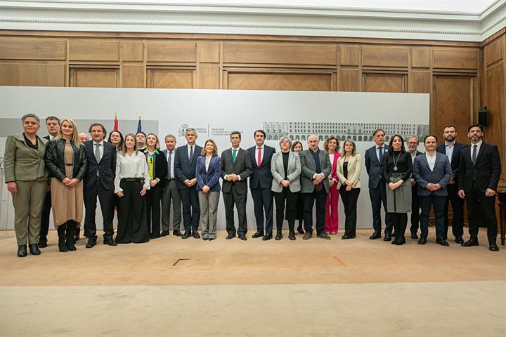 Foto de familia tras la firma de acuerdos en la sede del Ministerio de Transportes, Movilidad y Agenda Urbana