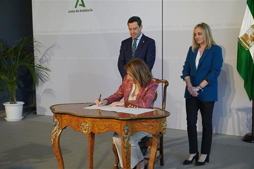 La ministra de Transportes, Movilidad y Agenda Urbana, Raquel Sánchez, en el acto de firma