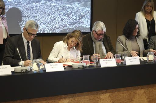 La ministra de Transportes, Movilidad y Agenda Urbana, Raquel Sánchez, durante la firma de los acuerdos.