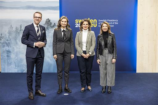 La vicepresidenta Teresa Ribera y la ministra Raquel Sánchez junto a sus homólogos suecos de Energía y Transporte