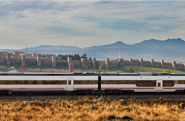 Tren de media distancia a su paso por Ávila