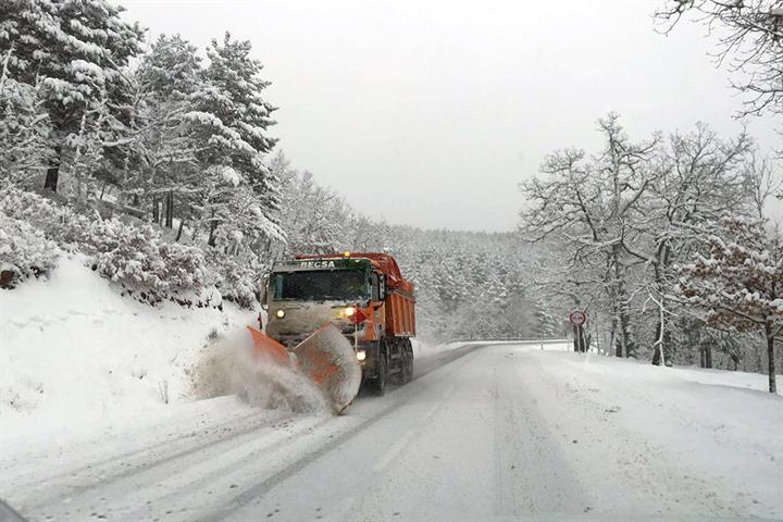 Mitma dispone 325 máquinas quitanieves y 47.950 toneladas de fundentes para hacer frente a las nevadas en Aragón y Cataluña