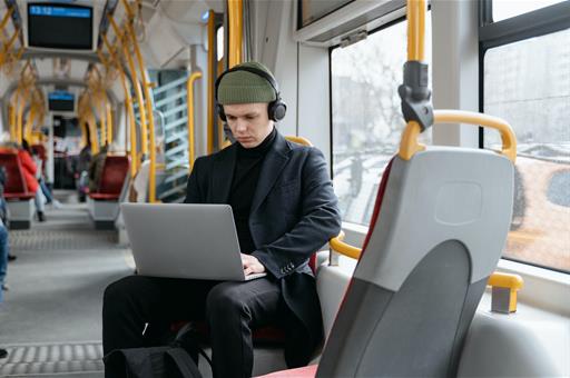 Un usuario viaja en transporte público